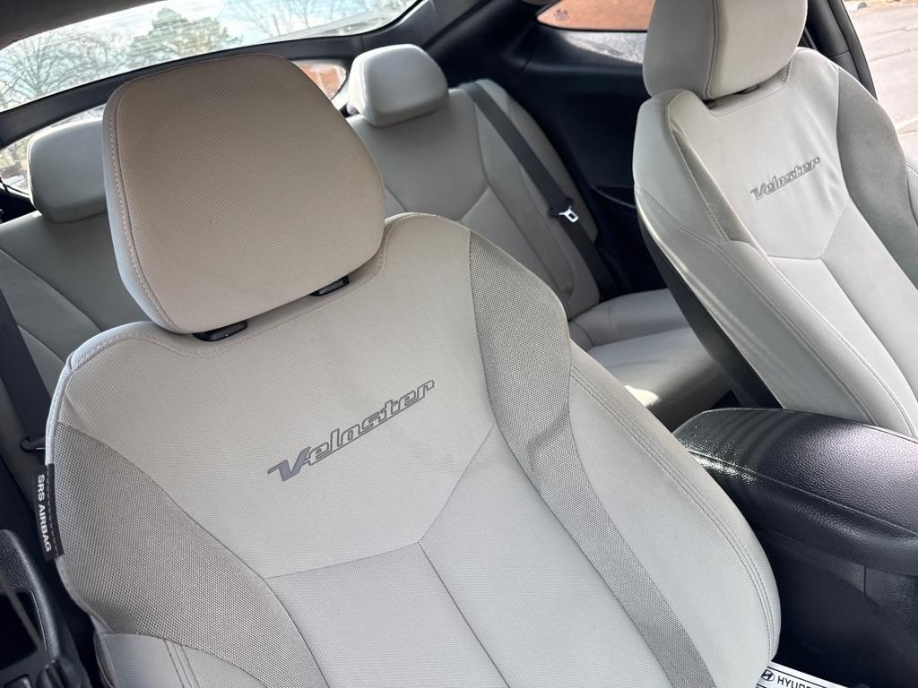 Hyundai Veloster 3dr Cpe Man w/Gray Int 2013