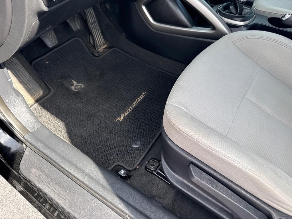 Hyundai Veloster 3dr Cpe Man w/Gray Int 2013