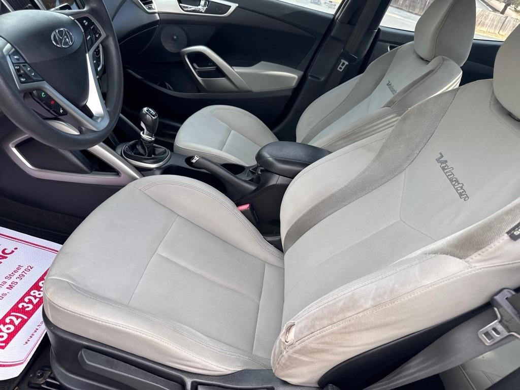 Hyundai Veloster 3dr Cpe Man w/Gray Int 2013