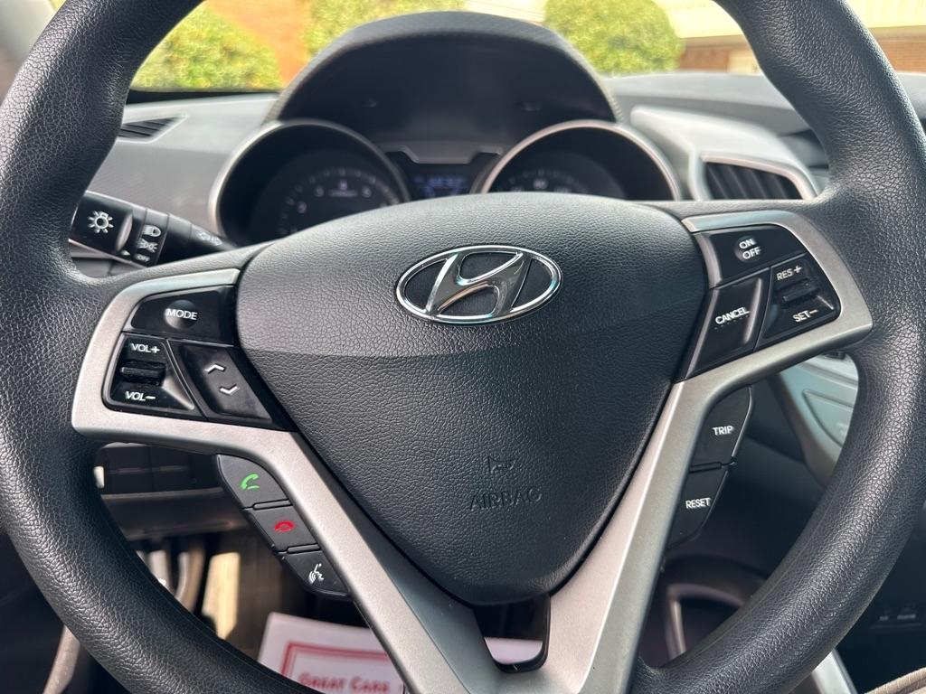 Hyundai Veloster 3dr Cpe Man w/Gray Int 2013