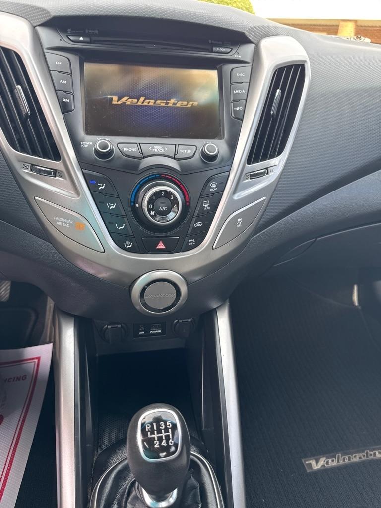 Hyundai Veloster 3dr Cpe Man w/Gray Int 2013