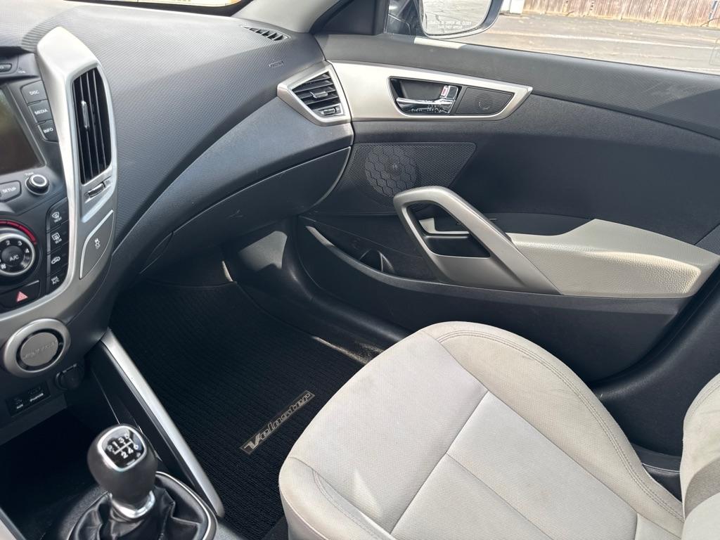 Hyundai Veloster 3dr Cpe Man w/Gray Int 2013