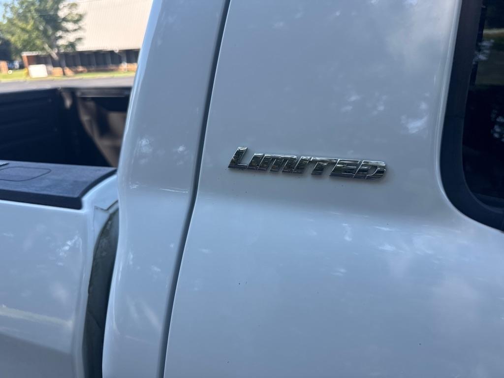 Toyota Tundra 2WD Truck CrewMax 5.7L V8 6-Spd AT LTD (Natl) 2015