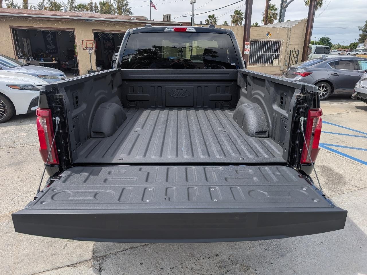 Ford F-150 2WD Reg Cab Flareside 126" FX2 2025