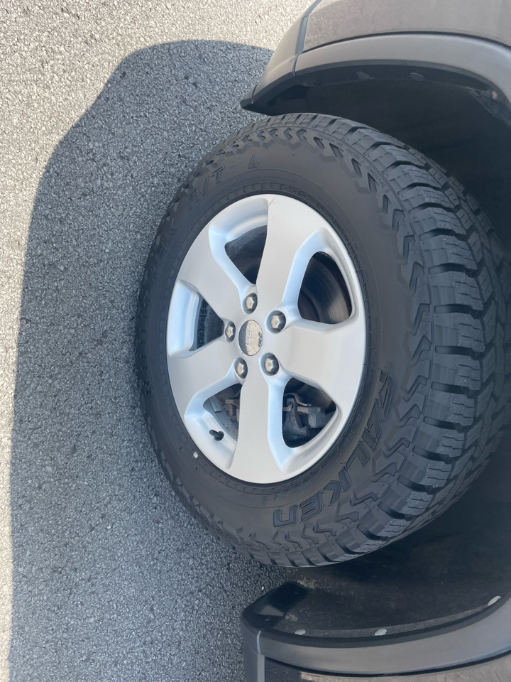 Jeep Grand Cherokee Laredo 4WD 2011 Jeep Grand Cherokee Laredo 4WD 2011