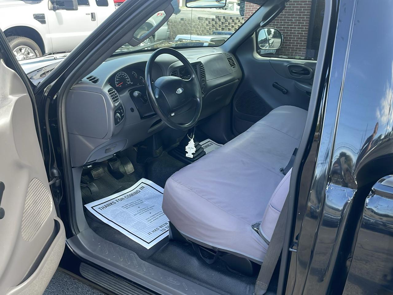 Ford F-150 2WD Reg Cab 126" XL 2004