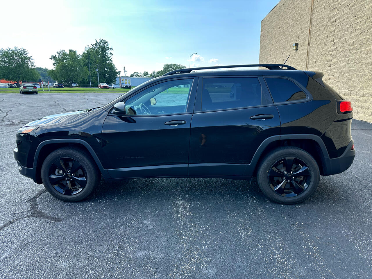 2017 Jeep Cherokee Sport photo 2