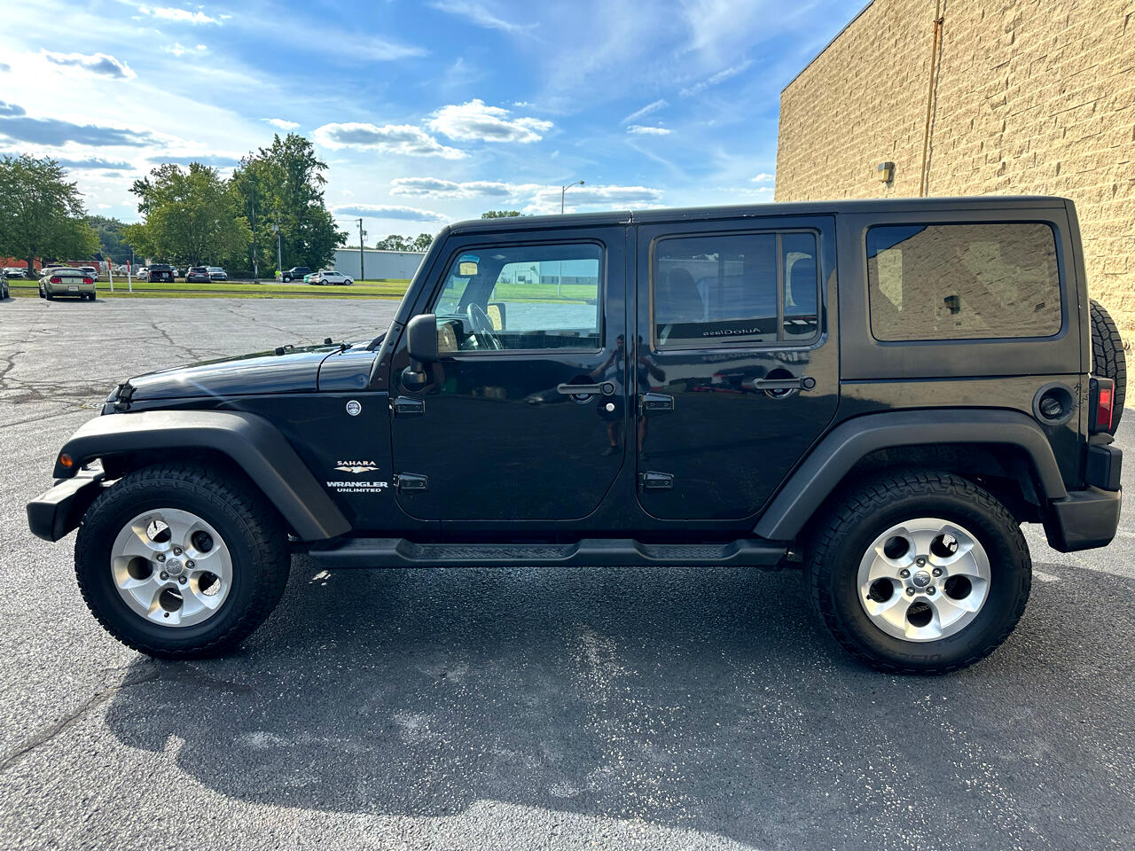 2013 Jeep Wrangler Unlimited Sahara photo 2