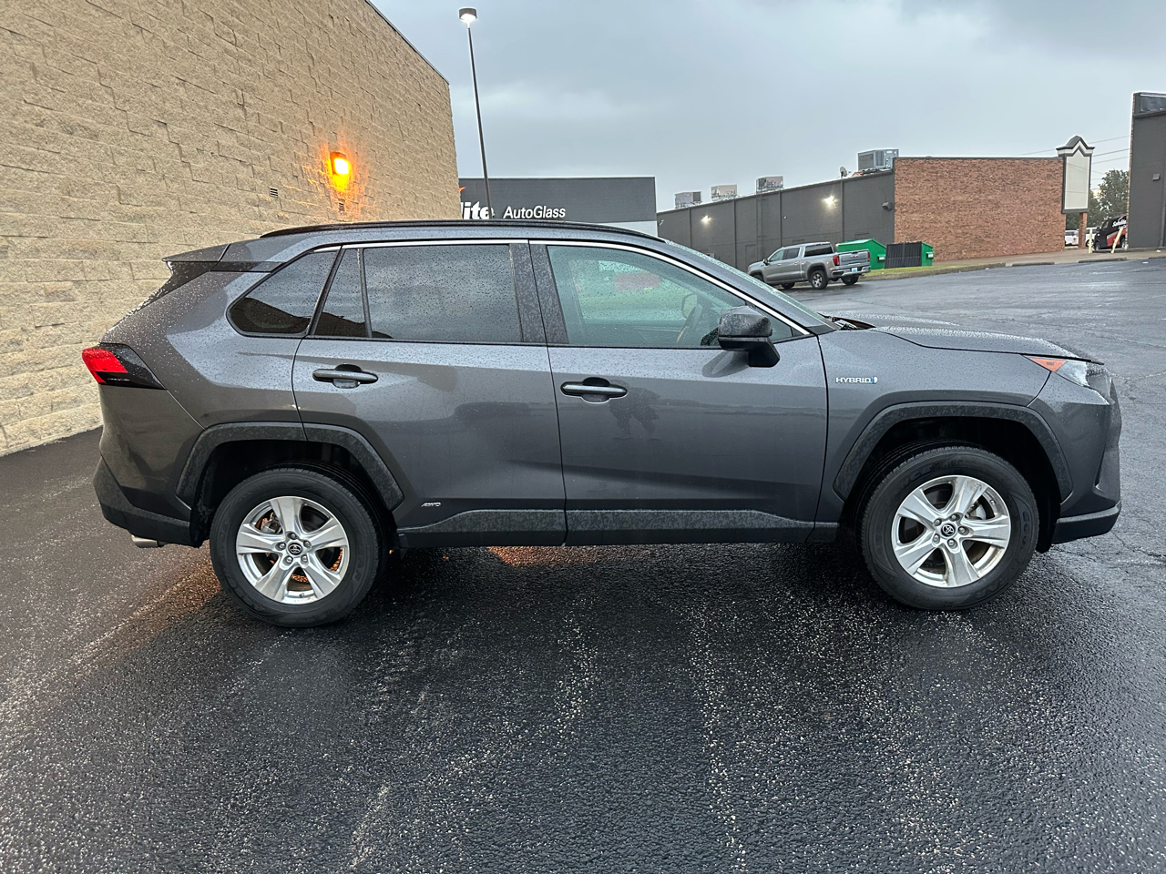 2021 Toyota RAV4 Hybrid LE photo 5