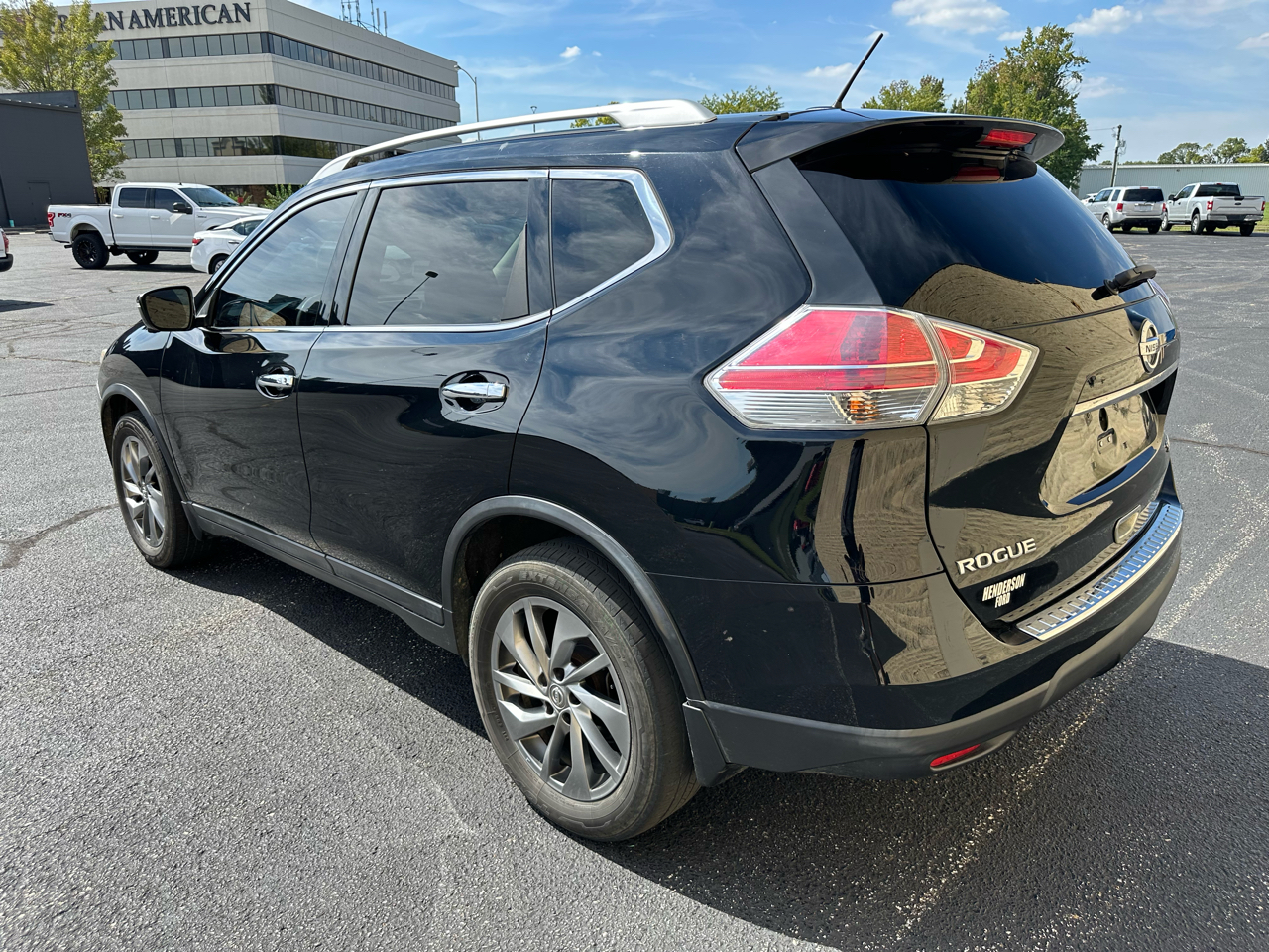 2015 Nissan Rogue SV AWD photo 2