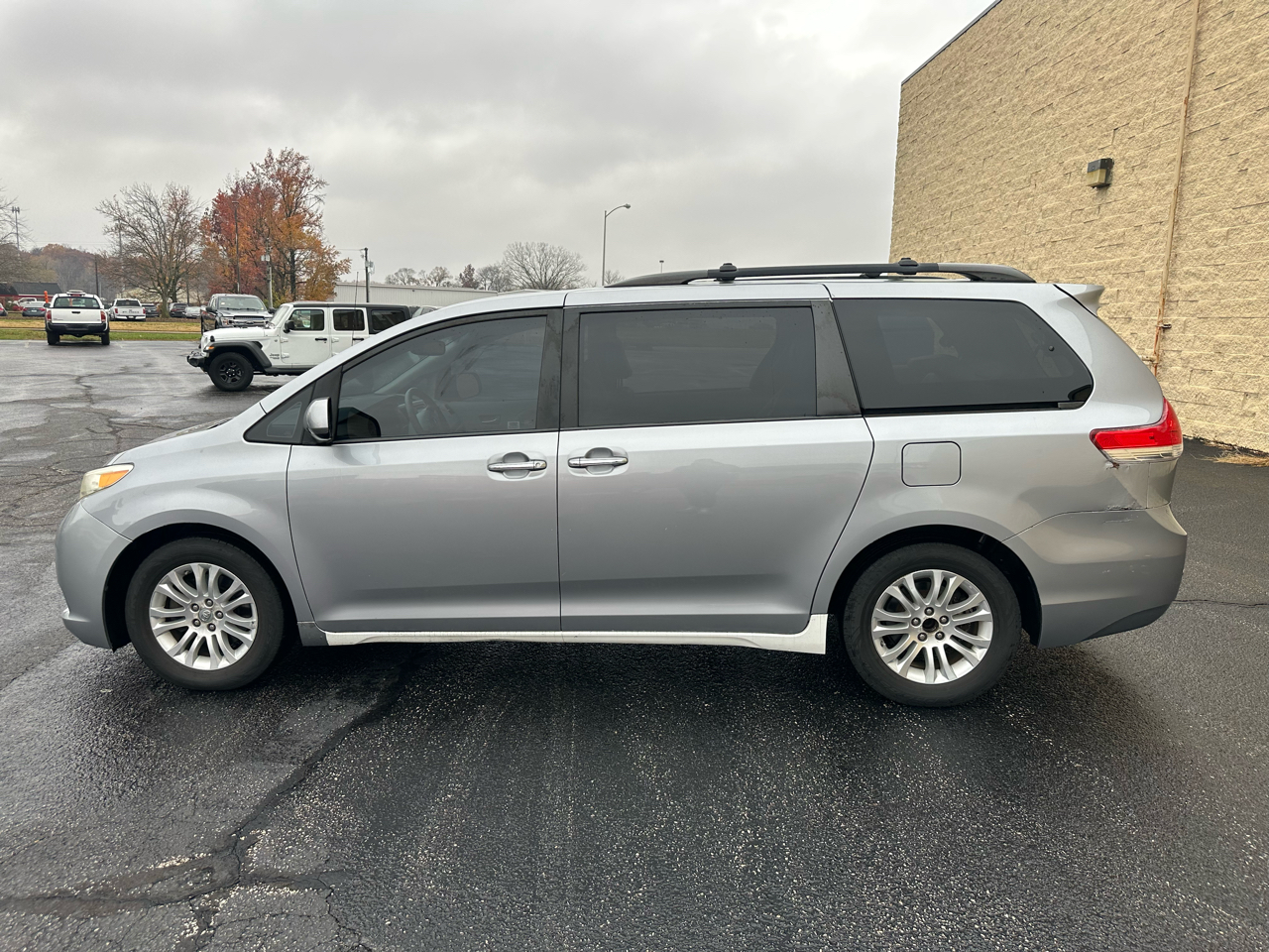 2013 Toyota Sienna XLE photo 2