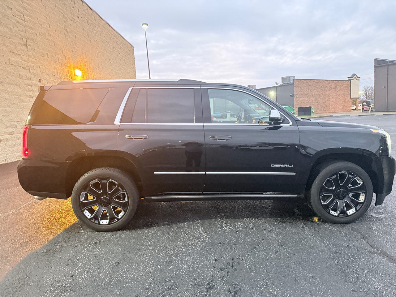 2019 Gmc Yukon Denali photo 3