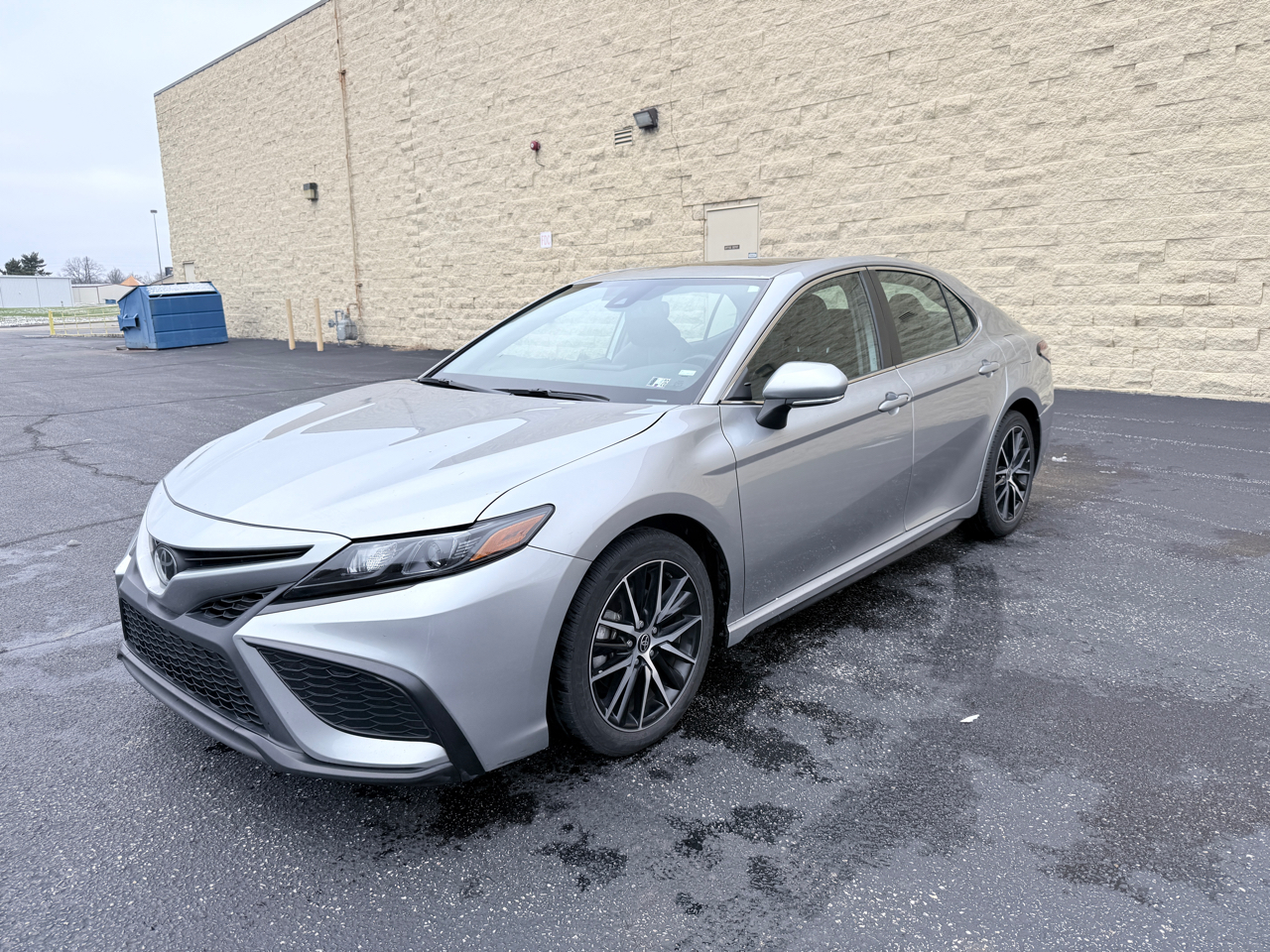 2023 Toyota Camry SE's photo