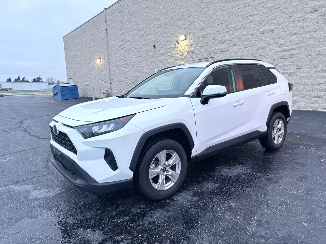 2021 Toyota RAV4 LE's photo