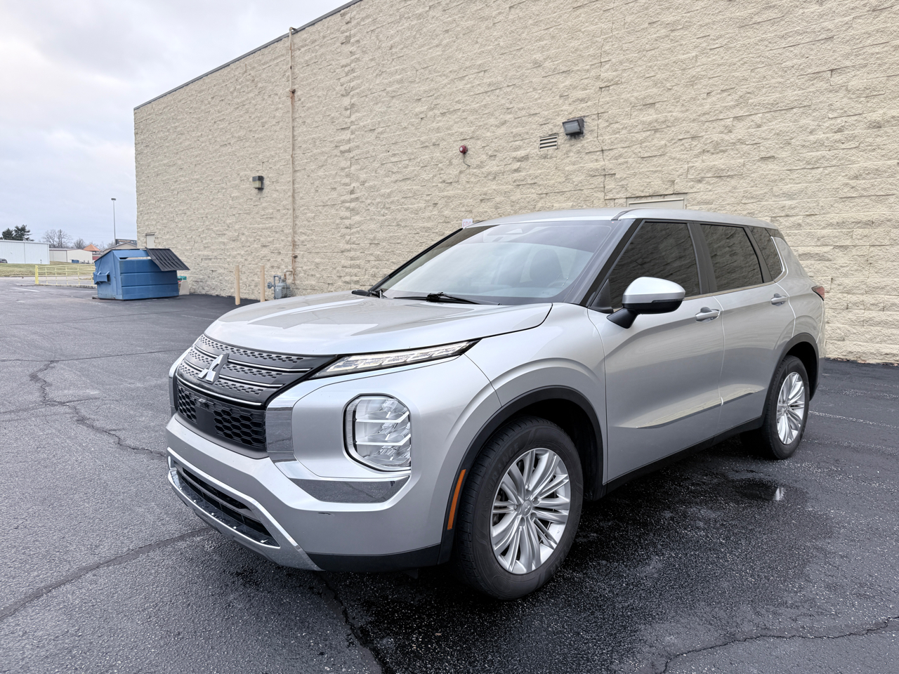 2022 Mitsubishi Outlander ES's photo