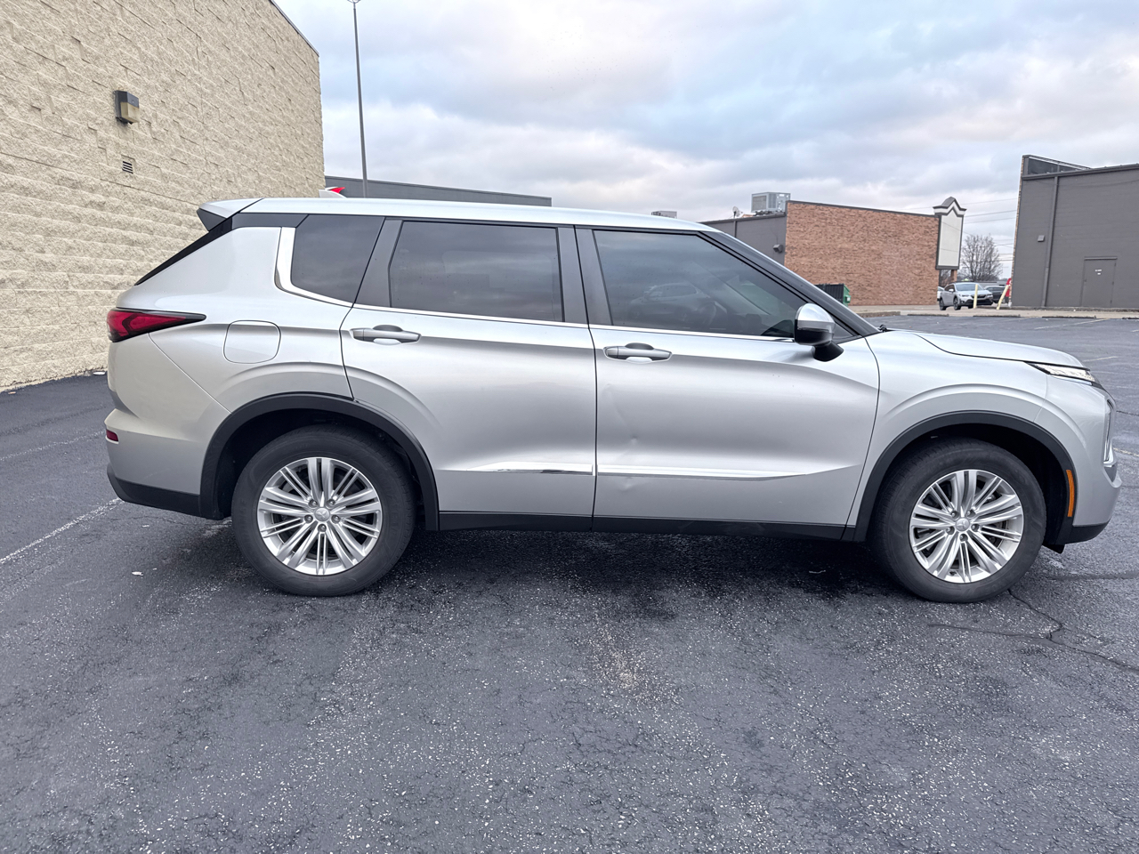 Mitsubishi Outlander ES 2WD 2022