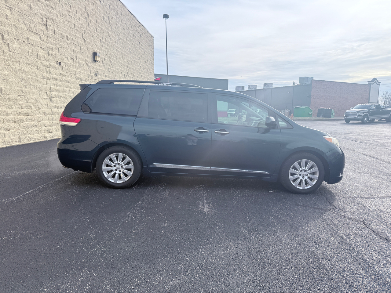 Toyota Sienna Limited 7-Pass V6 2011