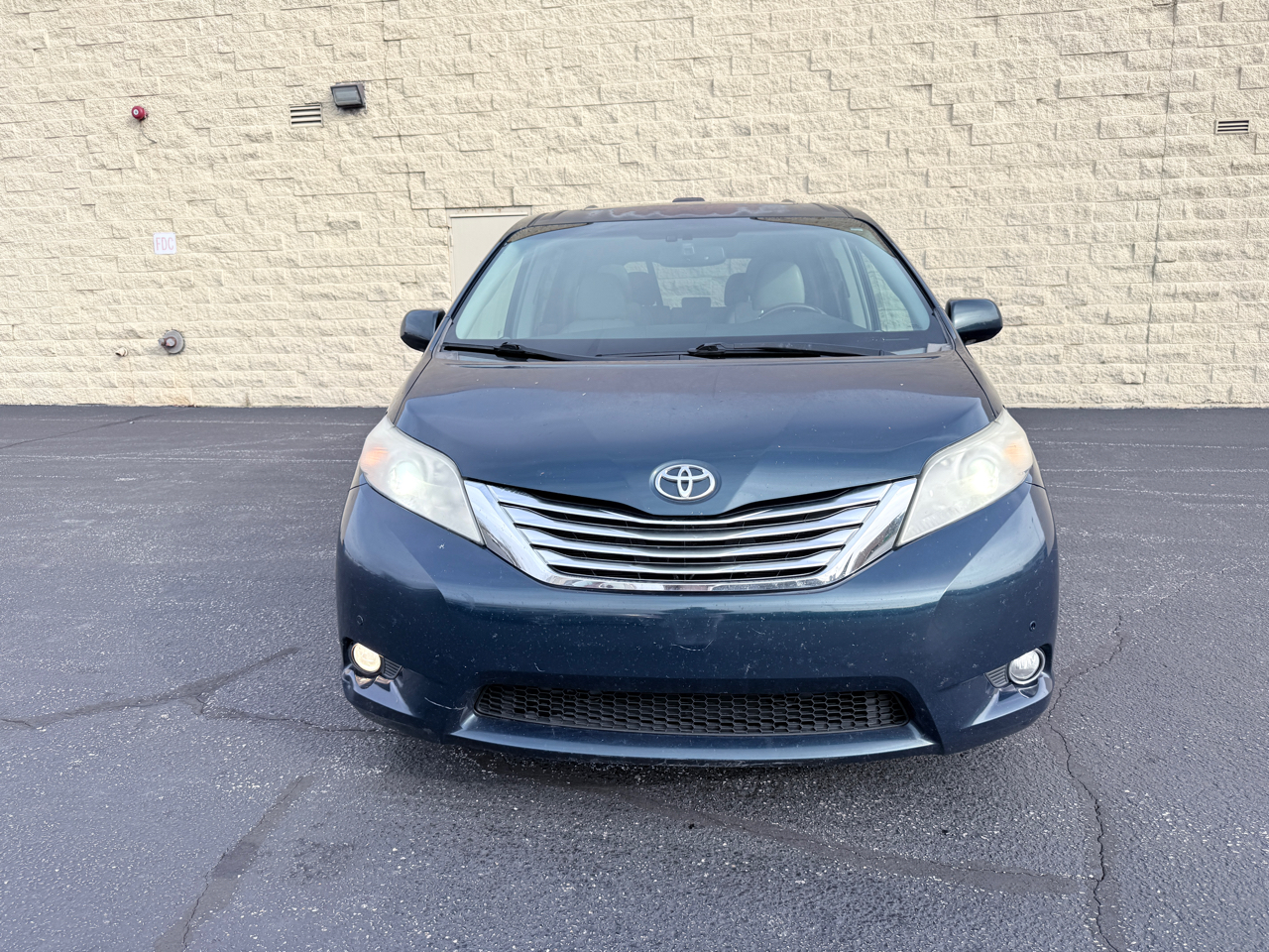 Toyota Sienna Limited 7-Pass V6 2011