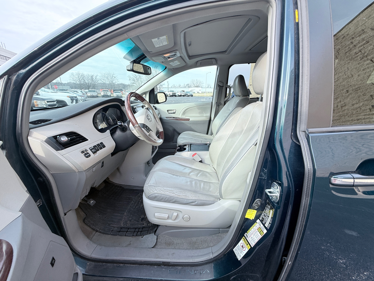 Toyota Sienna Limited 7-Pass V6 2011