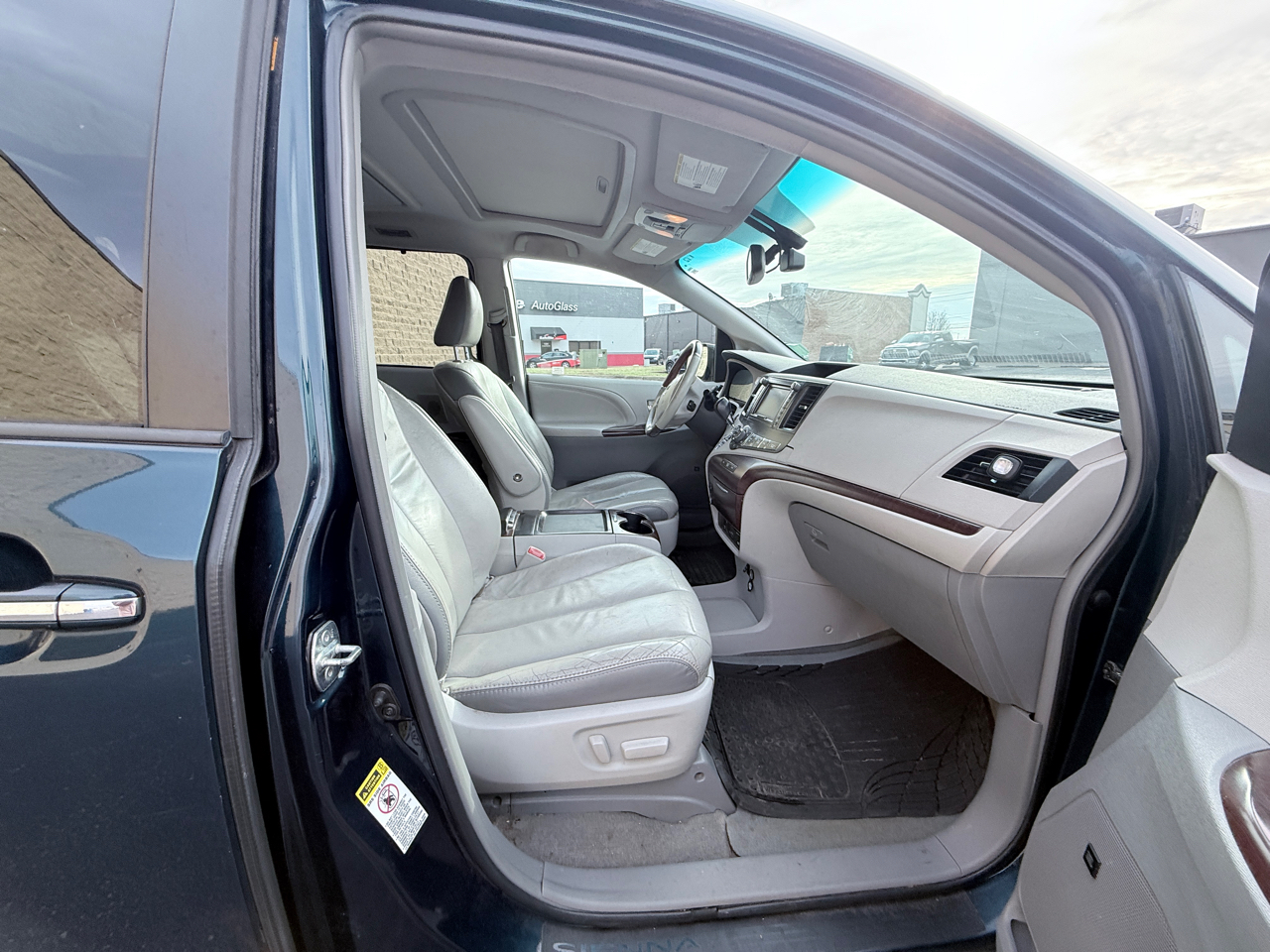 Toyota Sienna Limited 7-Pass V6 2011