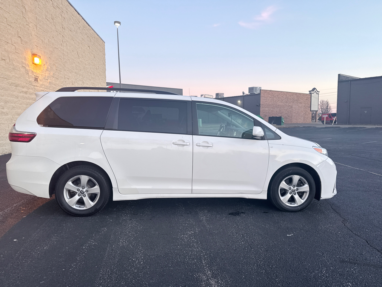 Toyota Sienna LE 8-Passenger 2020