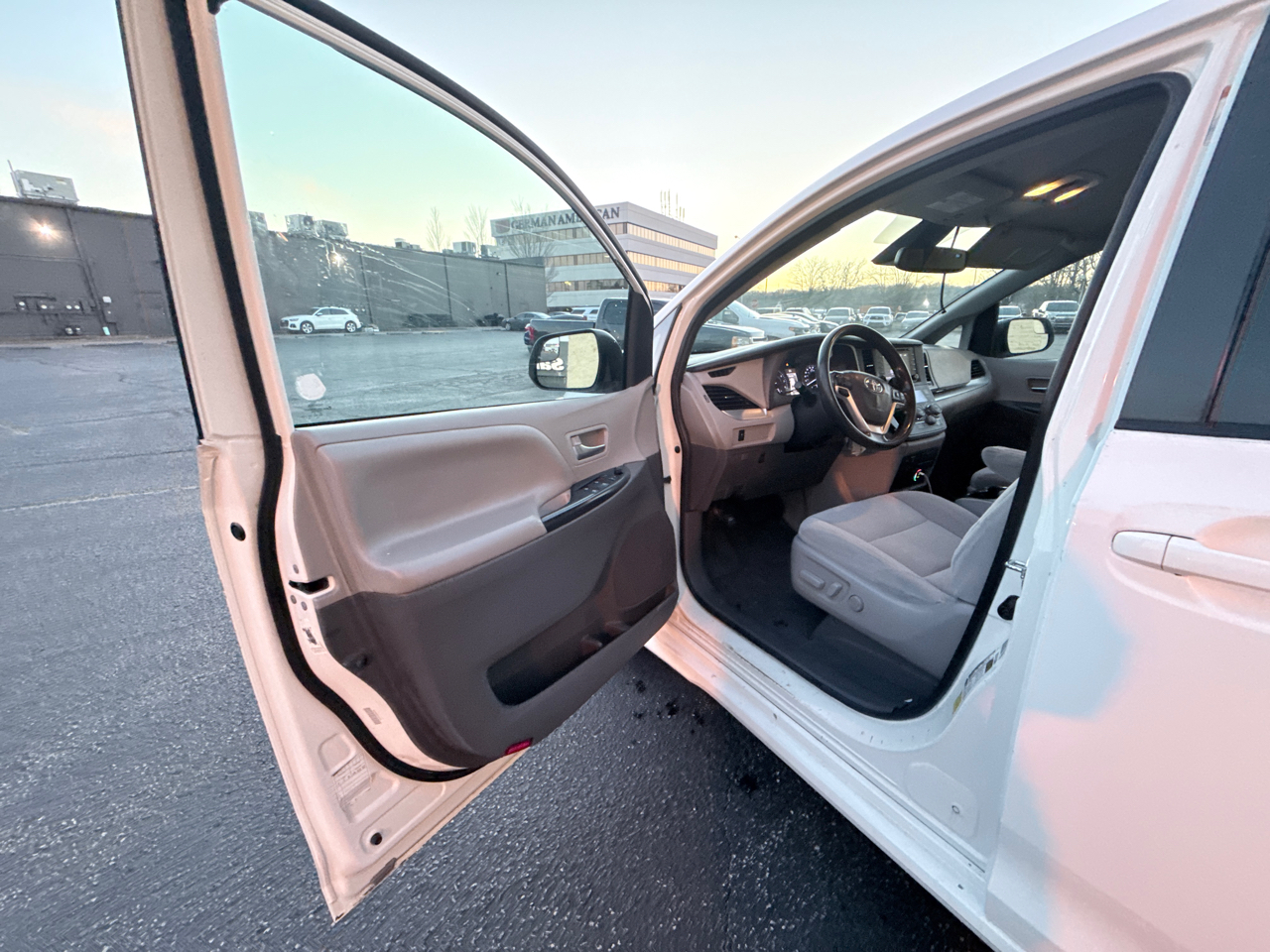 Toyota Sienna LE 8-Passenger 2020