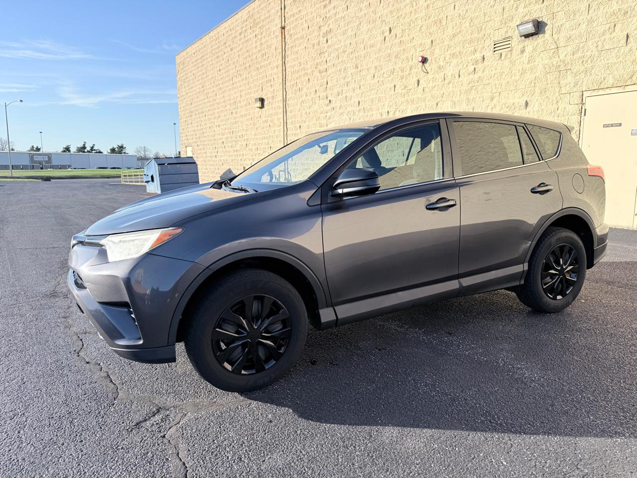 Toyota RAV4 LE FWD 2018