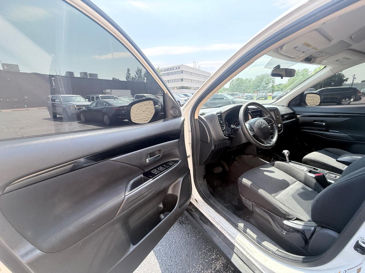 Mitsubishi Outlander ES 2WD 2020