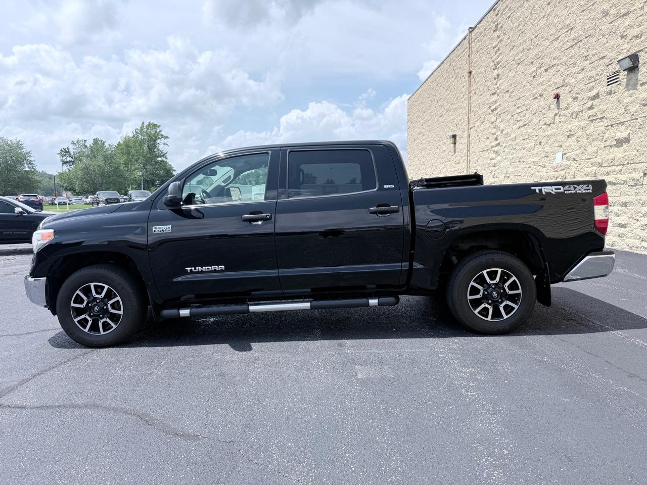 Toyota Tundra SR5 5.7L V8 FFV CrewMax 4WD 2017