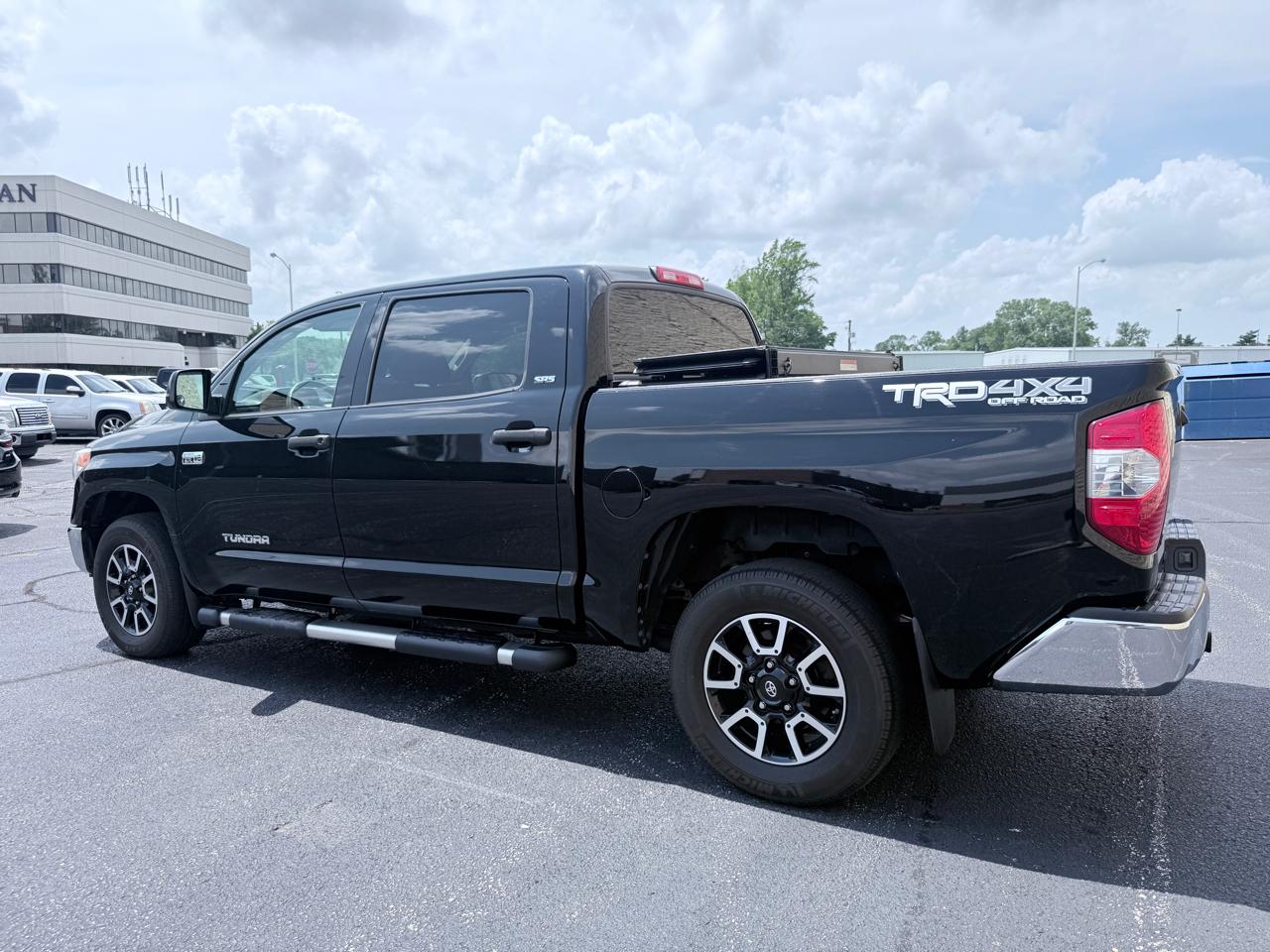 Toyota Tundra SR5 5.7L V8 FFV CrewMax 4WD 2017