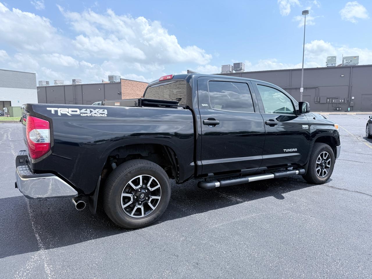 Toyota Tundra SR5 5.7L V8 FFV CrewMax 4WD 2017