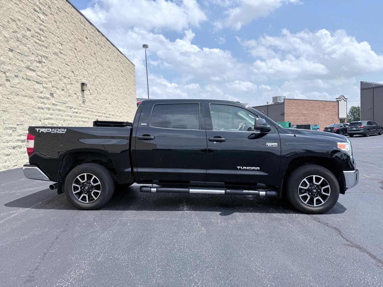 Toyota Tundra SR5 5.7L V8 FFV CrewMax 4WD 2017