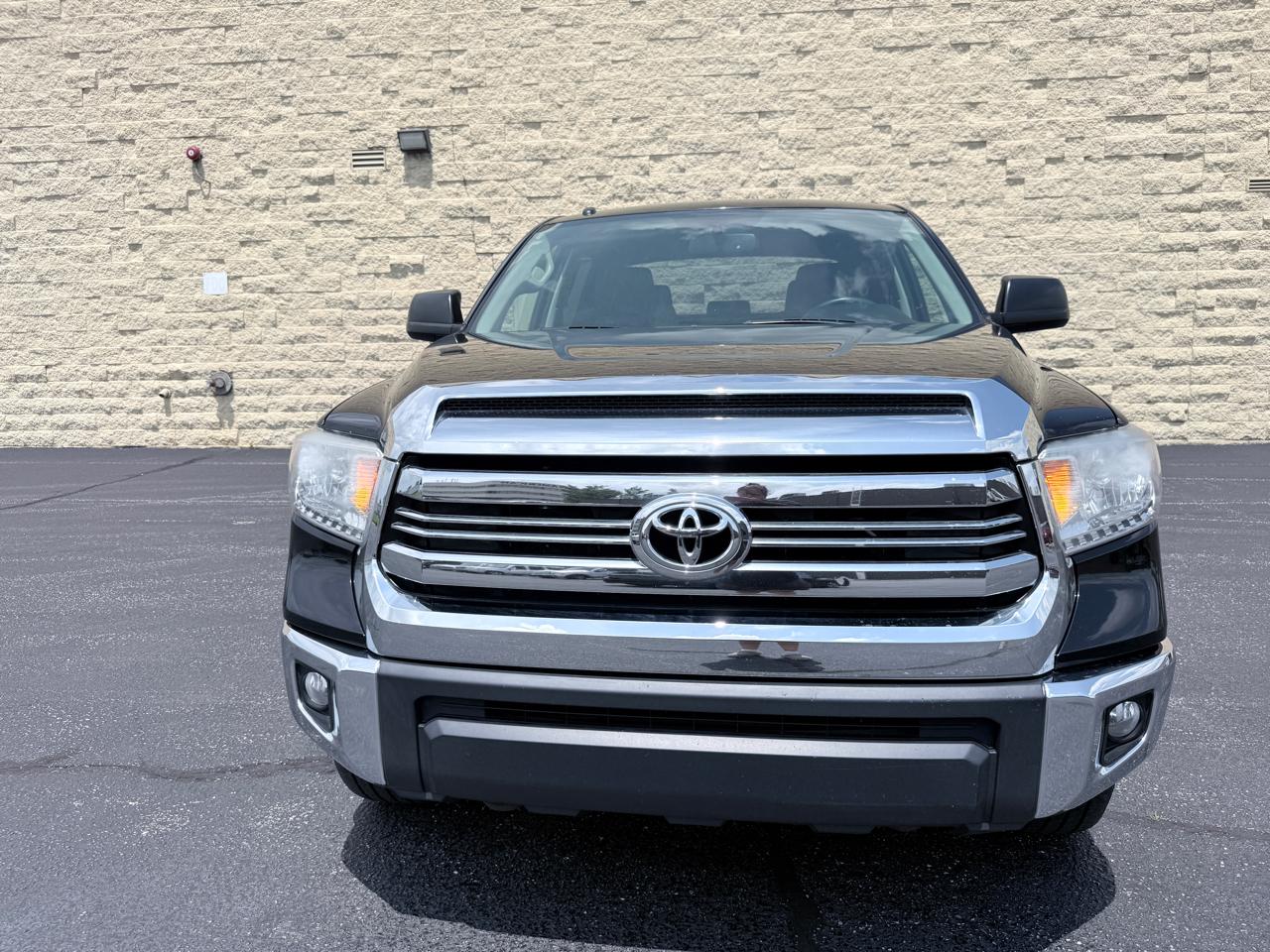 Toyota Tundra SR5 5.7L V8 FFV CrewMax 4WD 2017