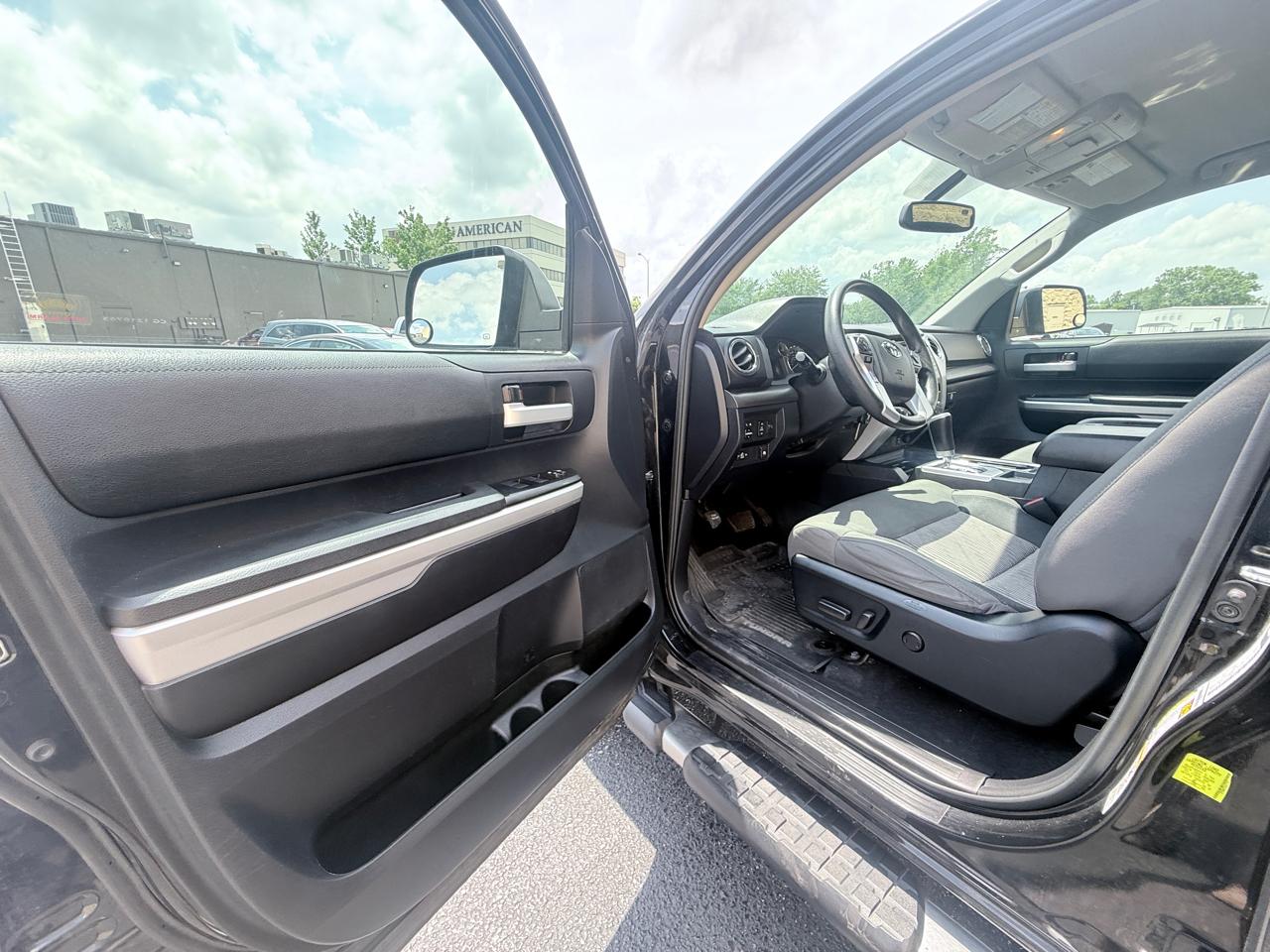 Toyota Tundra SR5 5.7L V8 FFV CrewMax 4WD 2017