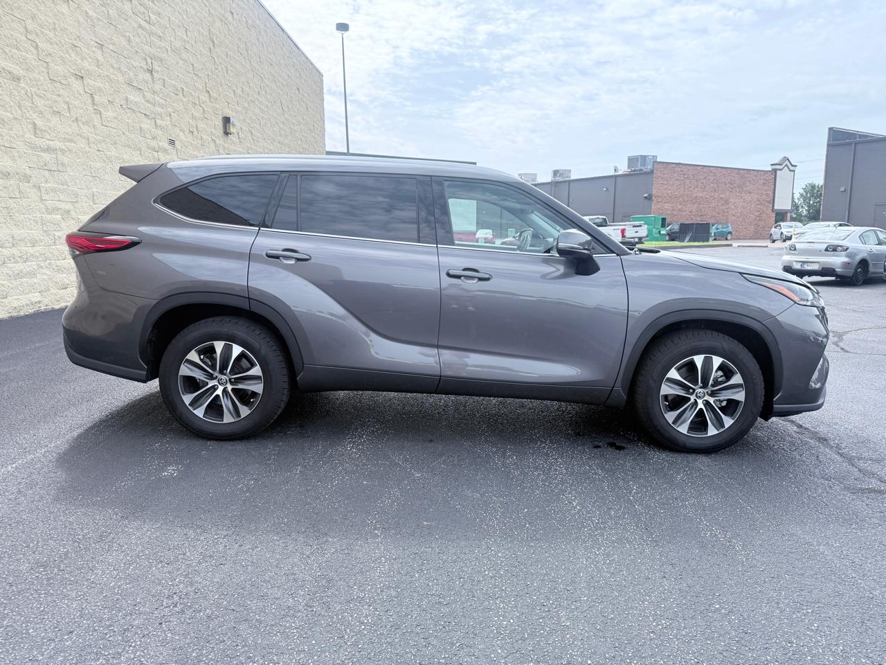 Toyota Highlander XLE FWD V6 2021