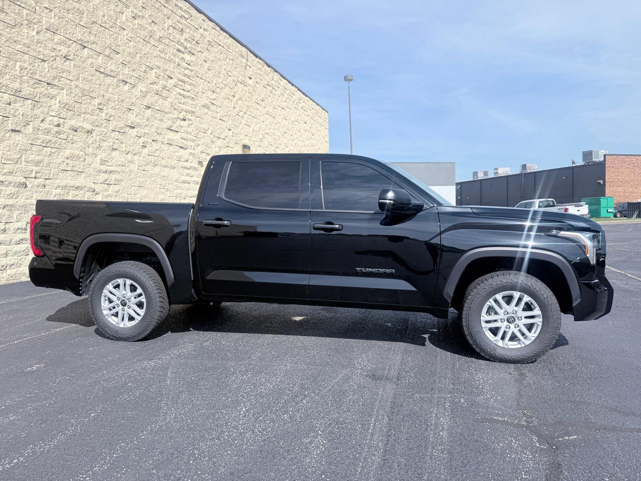 Toyota Tundra SR5 CrewMax 4WD 2024