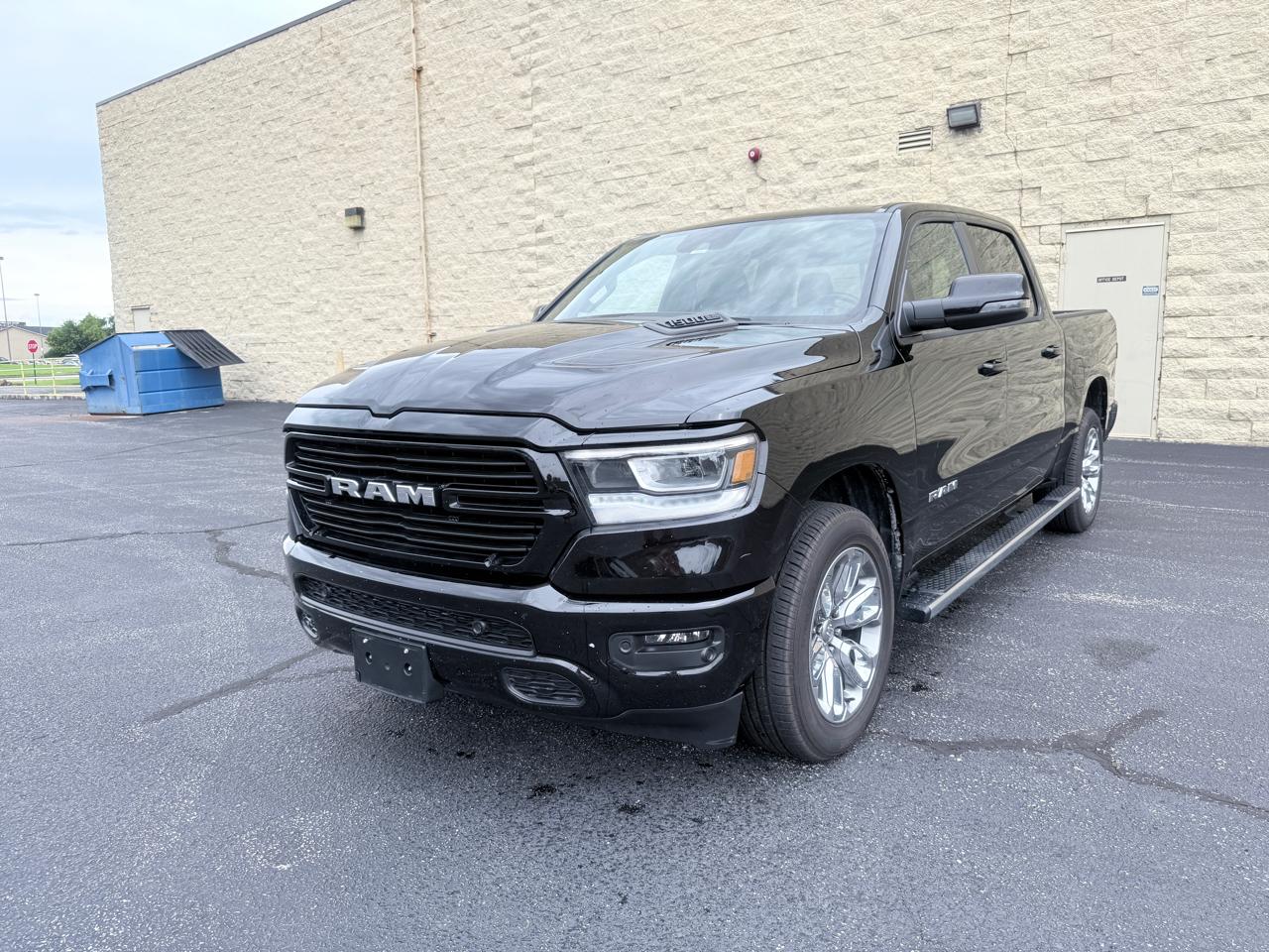RAM 1500 Laramie Crew Cab SWB 4WD 2024