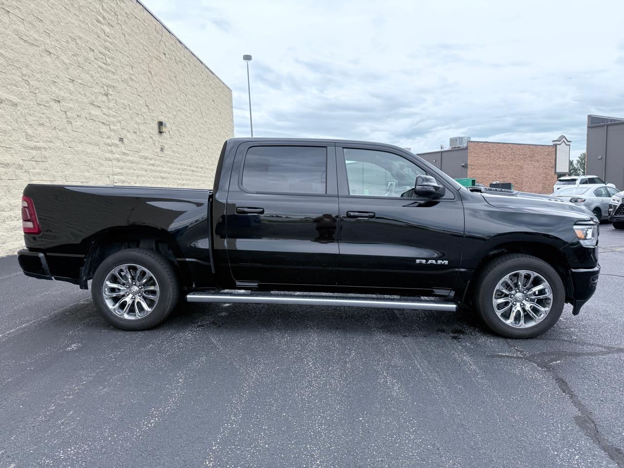 RAM 1500 Laramie Crew Cab SWB 4WD 2024