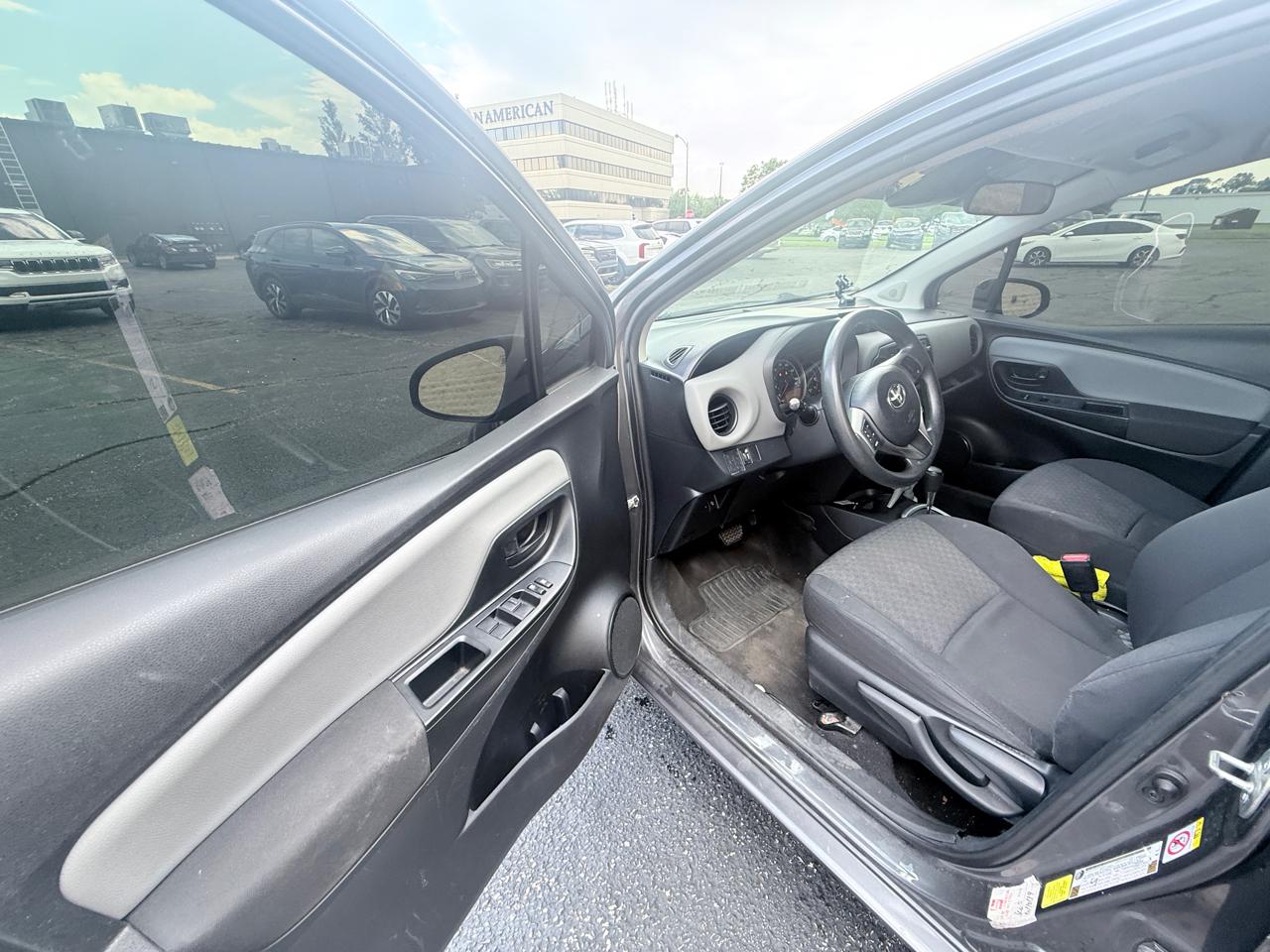 Toyota Yaris LE 5-Door AT 2017