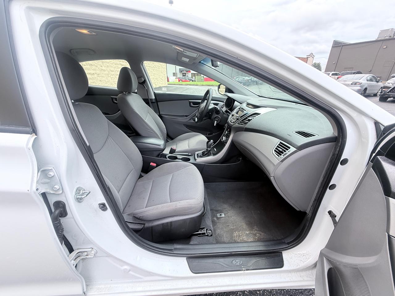 Hyundai Elantra SE 6AT 2015