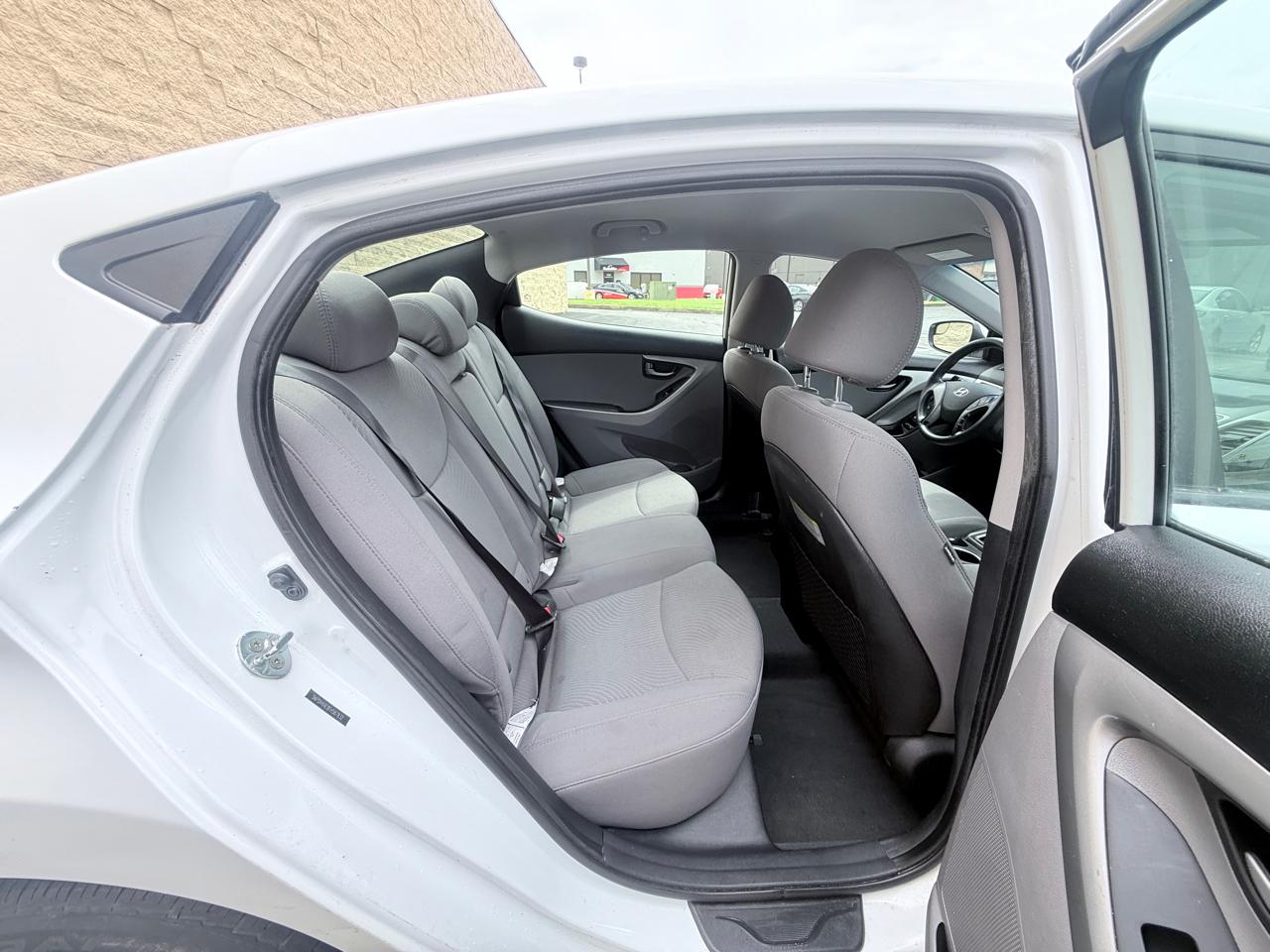 Hyundai Elantra SE 6AT 2015