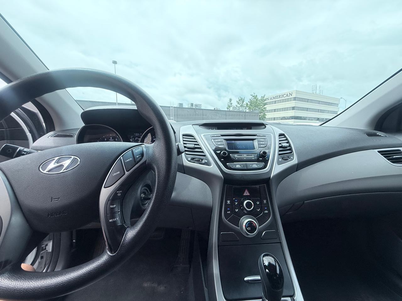 Hyundai Elantra SE 6AT 2015