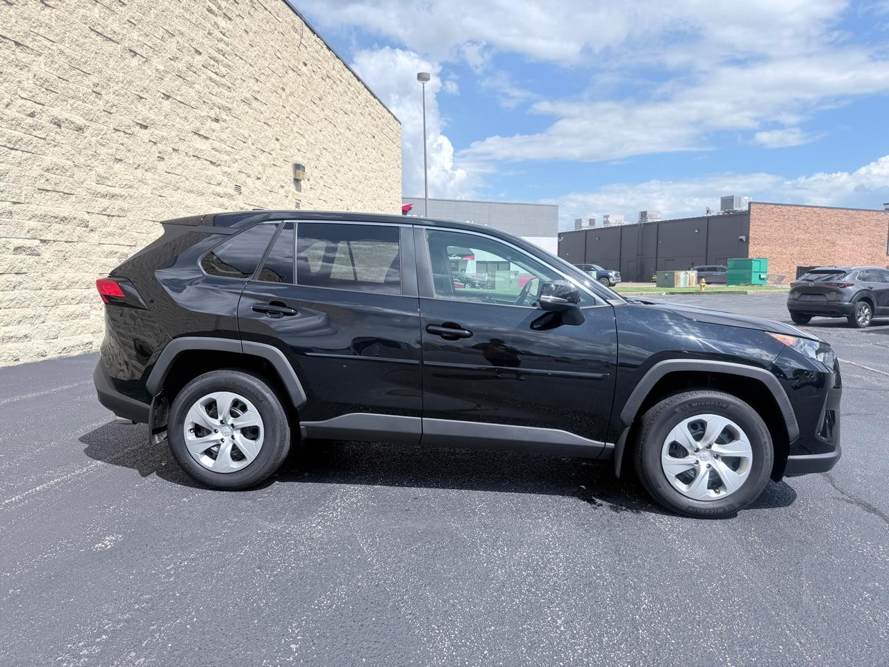 Toyota RAV4 LE AWD 2022