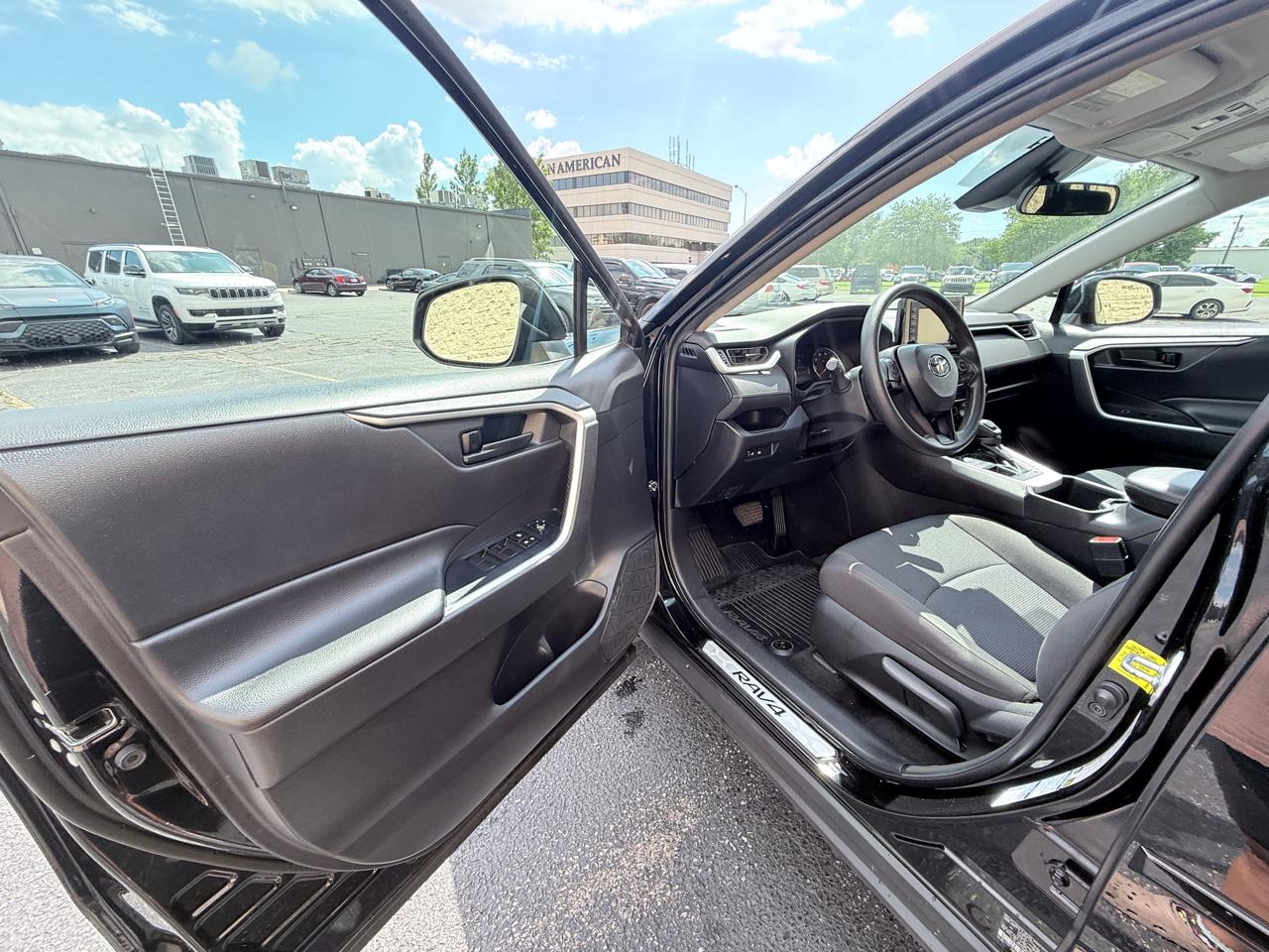 Toyota RAV4 LE AWD 2022