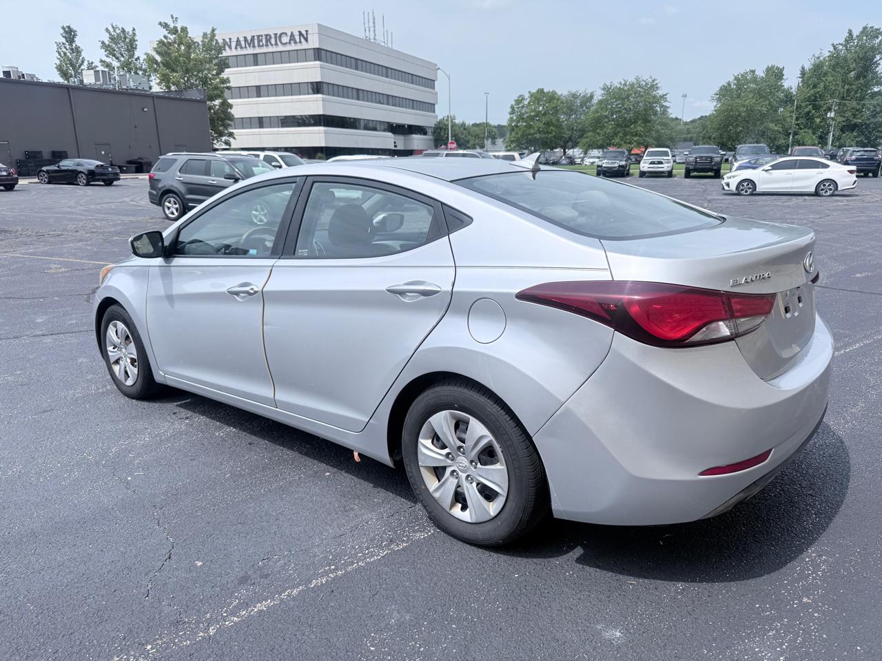 Hyundai Elantra SE 6AT 2016