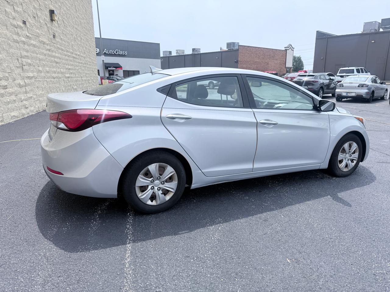 Hyundai Elantra SE 6AT 2016