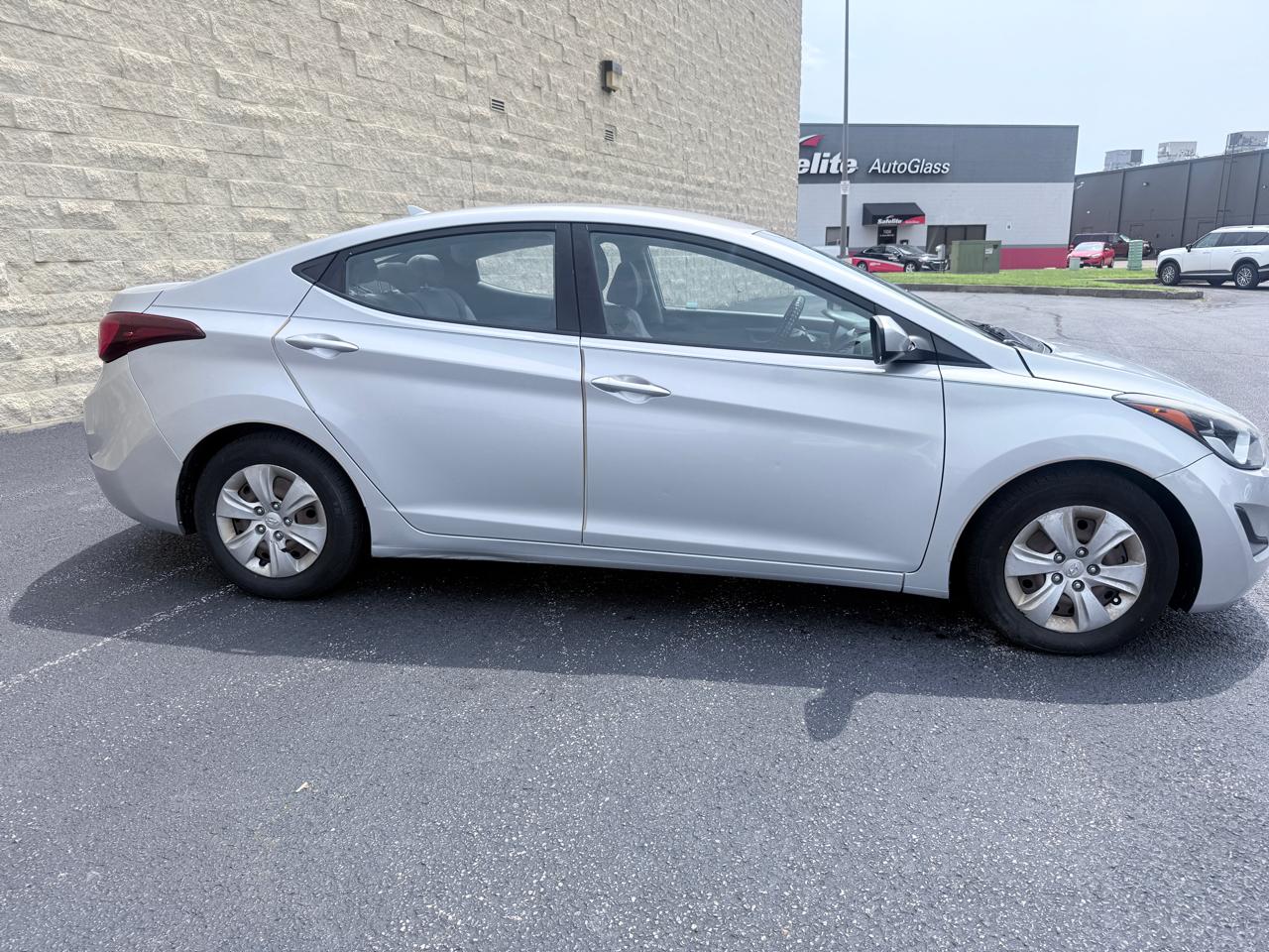 Hyundai Elantra SE 6AT 2016