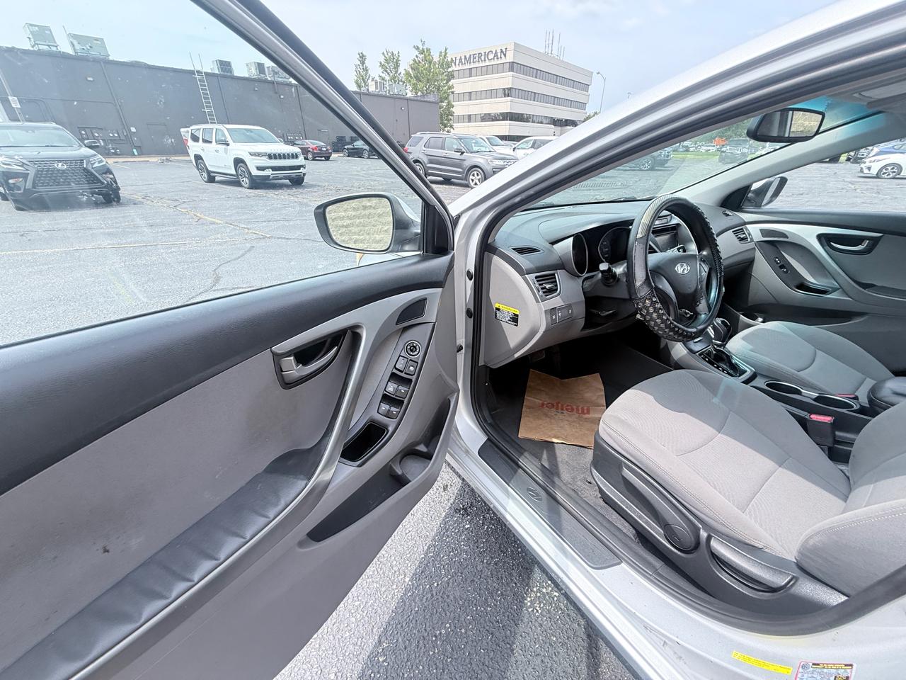 Hyundai Elantra SE 6AT 2016