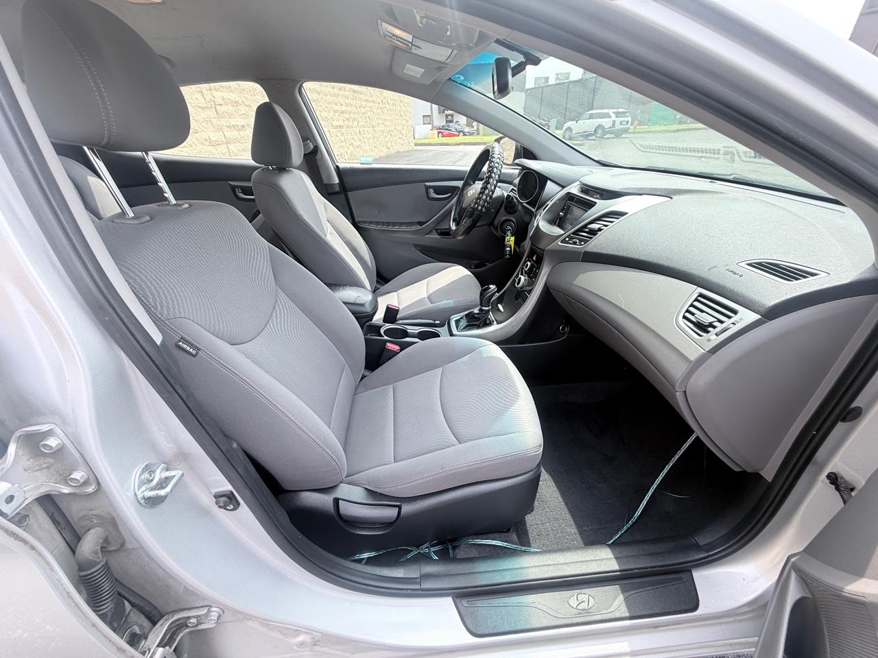 Hyundai Elantra SE 6AT 2016