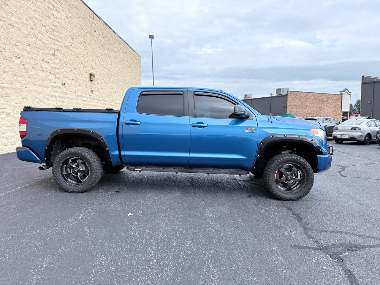 Toyota Tundra Platinum CrewMax 5.7L FFV 4WD 2016